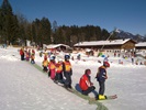 Erste Schritte im Schnee in Pinguin BOBO’s KINDER-CLUB® der Skischule Ofterschwang